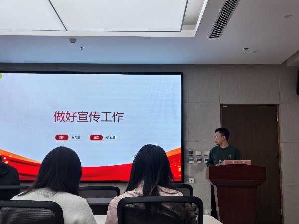 第十七届研究生会主席团成员杨乔锋作了