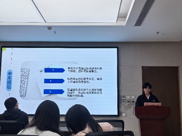 第十七届研究生会主席团成员王孝龙宣读