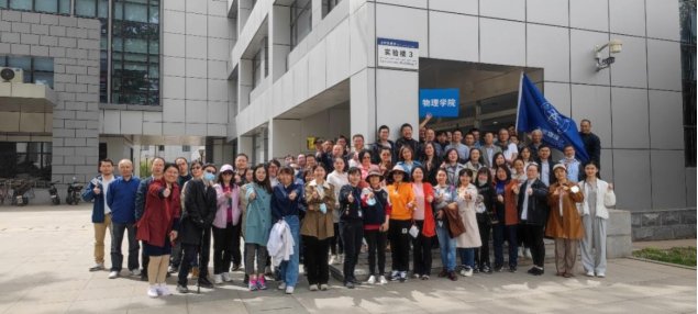 健步走的队伍从国实一路向北航行