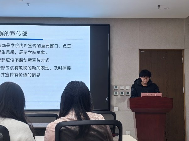 回顾了过去一年研究生会的工作亮点和成